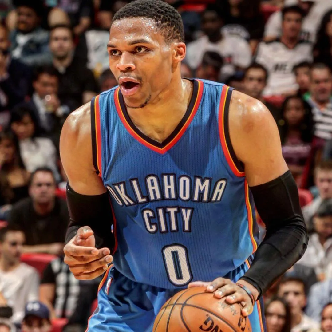 Westbrook brilha de novo e fica perto de recorde, mas Thunder cai para o Hornets