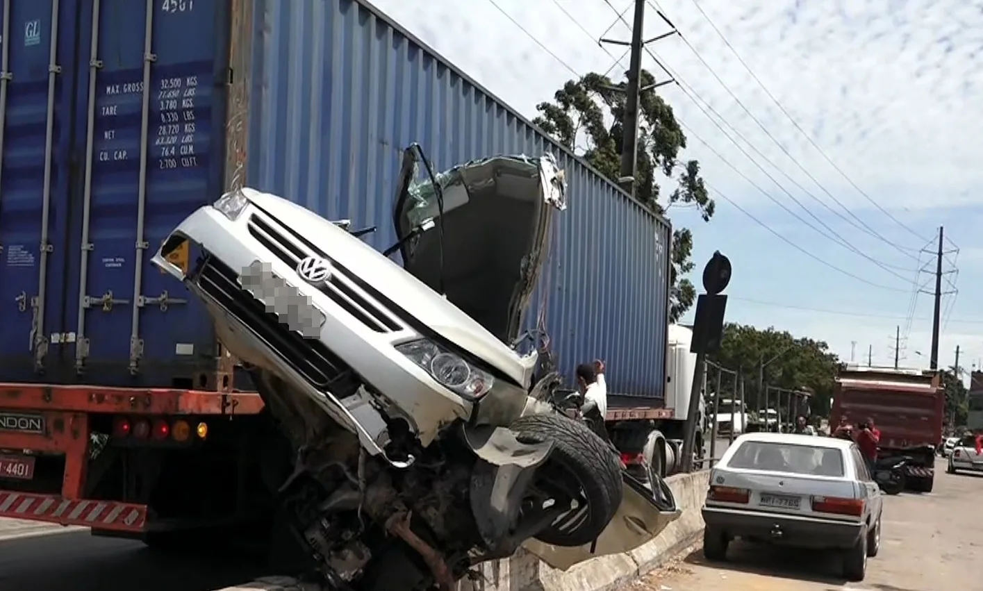 Acidente deixa carro destruído na Estrada de Capuaba, em Vila Velha