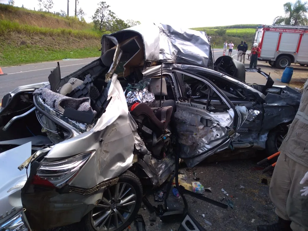 Acidente entre carro e carreta deixa dois mortos e três pessoas gravemente feridas em Aracruz