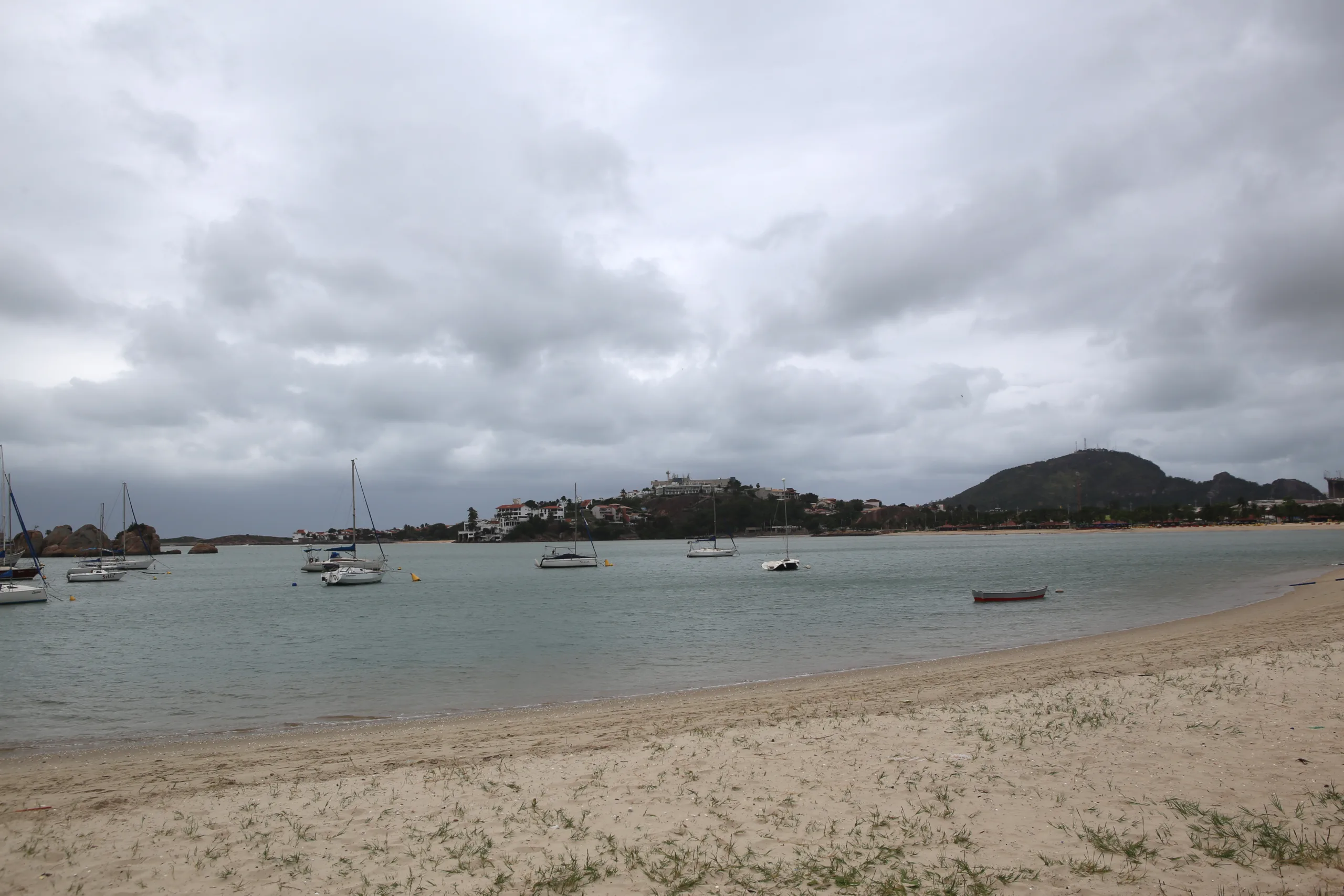 Frente fria e chuva devem chegar ao Espírito Santo após semana de muito calor