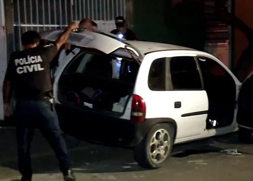 Homem é assassinado a tiros por carona dentro de carro em Vila Velha