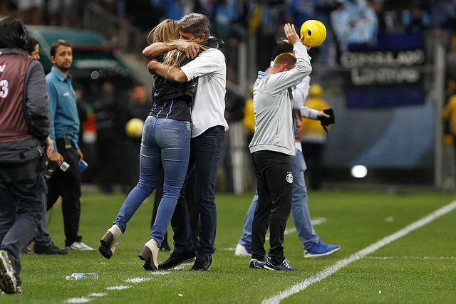 Renato se desculpa por entrada de filha em campo e festeja ponto do Grêmio fora