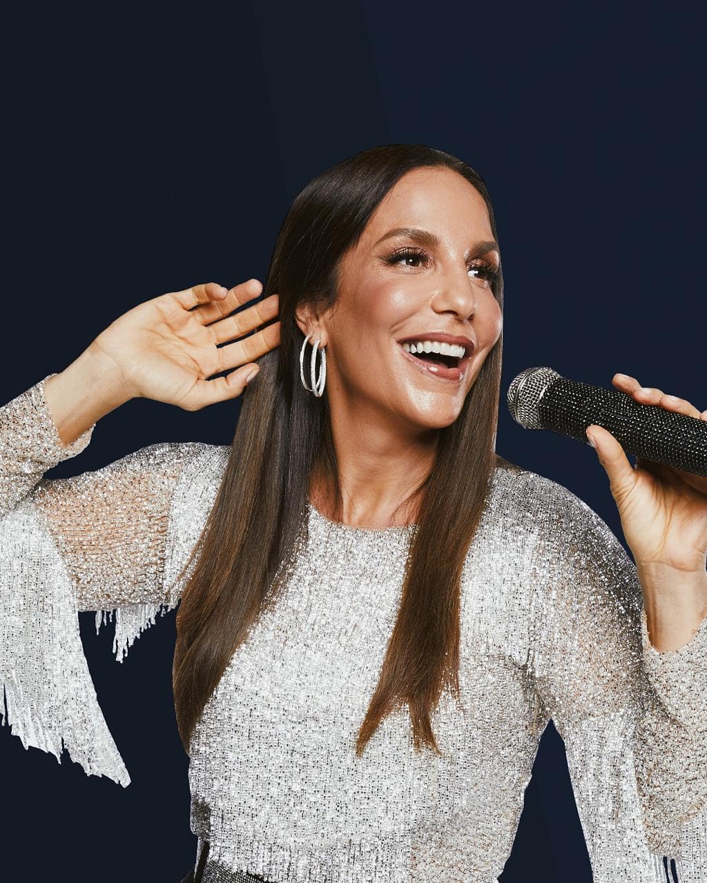 De pijama, Ivete Sangalo faz show em sua própria sala