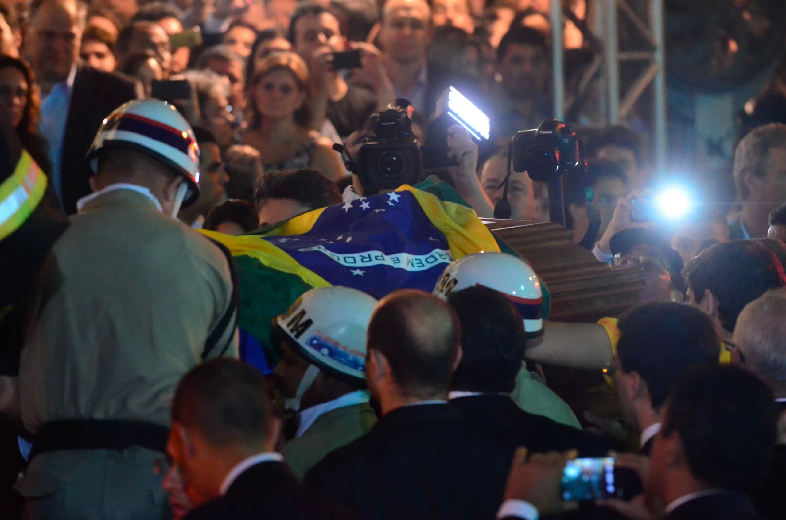 Pessoas lotam Praça da República para último adeus a Eduardo Campos