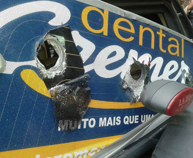 Bandidos usam carro adaptado para fuzil em assalto a carro-forte em Sooretama