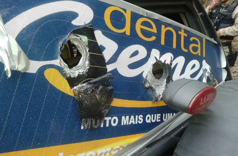 Bandidos usam carro adaptado para fuzil em assalto a carro-forte em Sooretama