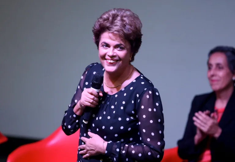 Brasília – A presidente afastada Dilma Rousseff em evento de lançamento do livro A Resistência ao Golpe de 2016, na UnB. Uma obra coletiva que reúne textos sobre o processo de impeachment (Wilson Dias/Agência Brasil)