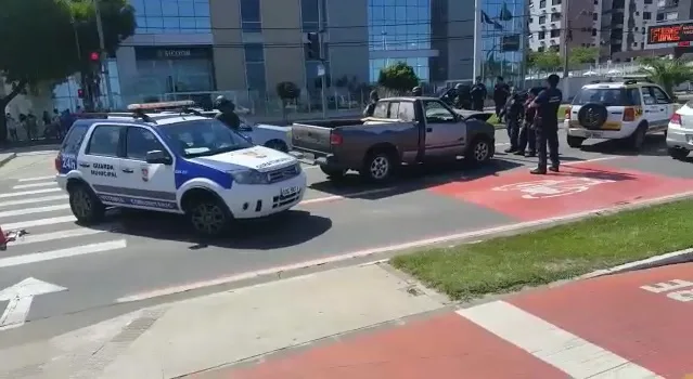 Criminoso rouba carro de policial civil, foge pela orla de Camburi e causa acidente