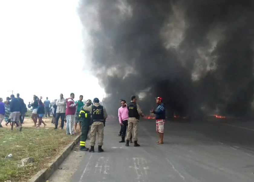 Após quase 3 horas de interdição, manifestantes liberam vias na BR-101