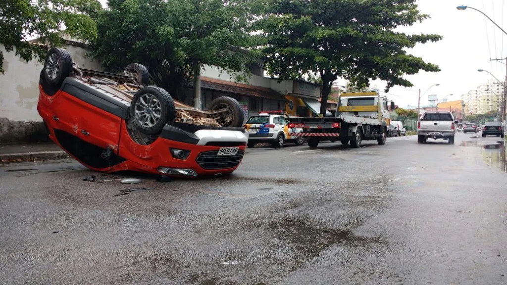 Carro capota, fica com os pneus para cima e condutor sai ileso em Vila Velha