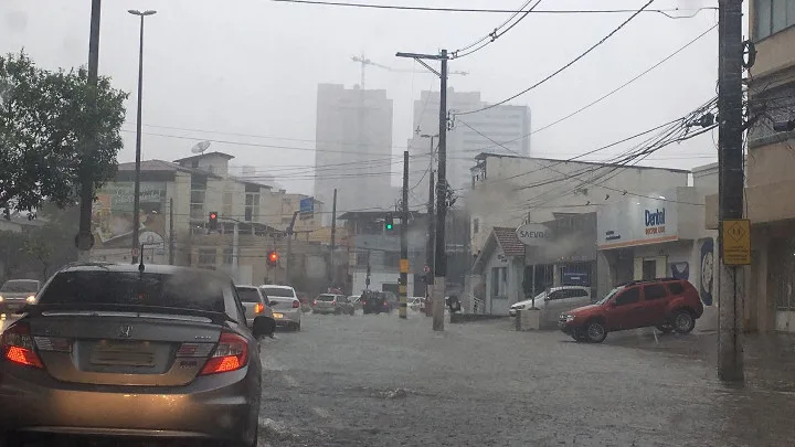 Chuva causa alagamentos na Grande Vitória