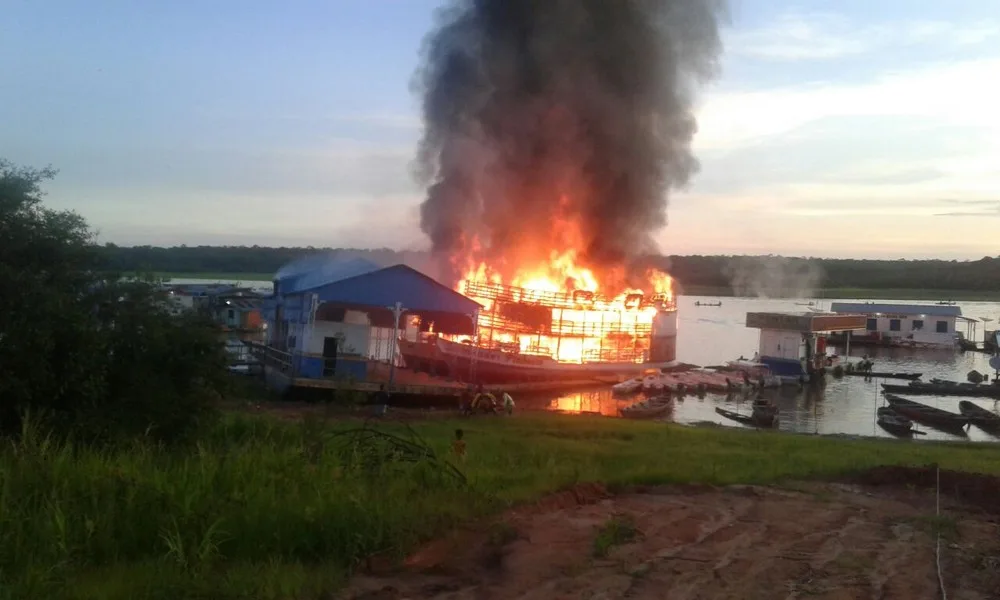 Explosão envolvendo barcos no Amazonas deixa cinco feridos