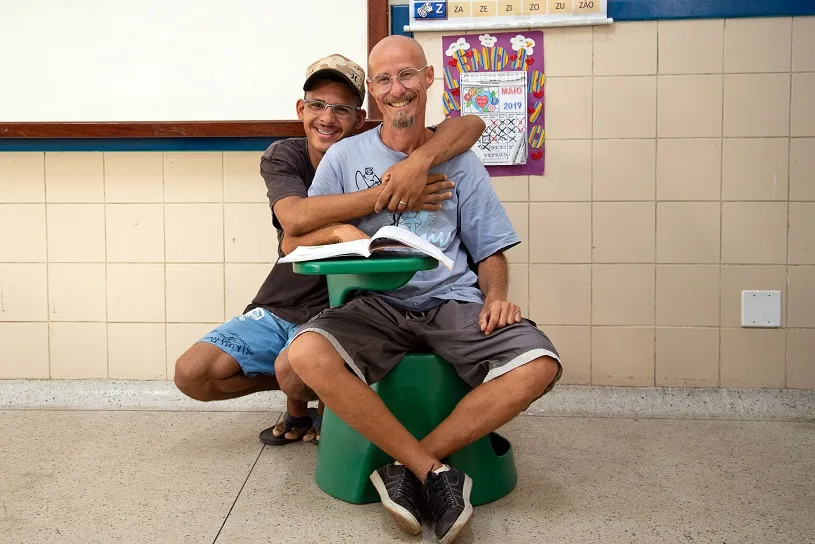 Pai volta para sala de aula para aprender a se comunicar com filho surdo