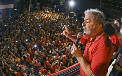 Manifestação contra o impeachment reúne Lula, artistas e intelectuais no Rio