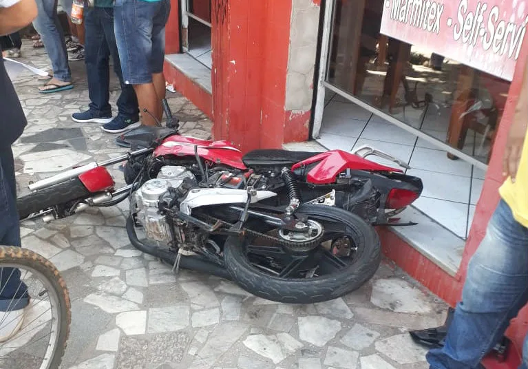 Batida entre moto e carro deixa dois feridos em Cachoeiro. Veja o vídeo!