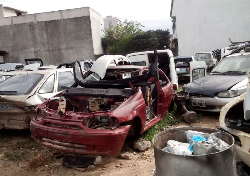 Ferros-velhos são fechados por suspeita de vender peças de carros roubados no Estado