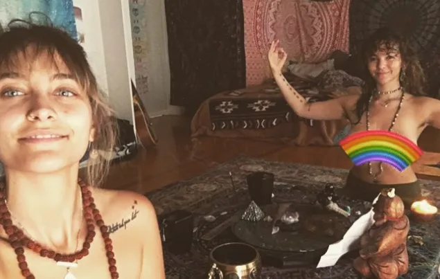 Paris Jackson participa de ritual budista com amiga e ambas posam topless