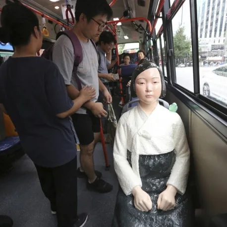 Coreia do Sul instala estátuas de 'mulheres conforto' em ônibus