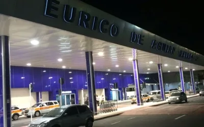 Chuva deixa ruas alagadas e prejudica pousos e decolagens no aeroporto de Vitória