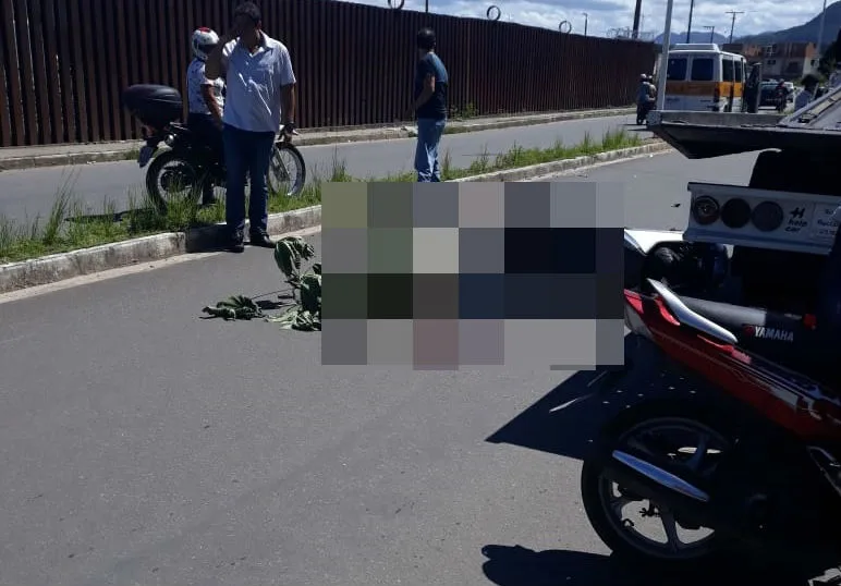 Motociclista morre após bater na traseira de caminhão em Cariacica