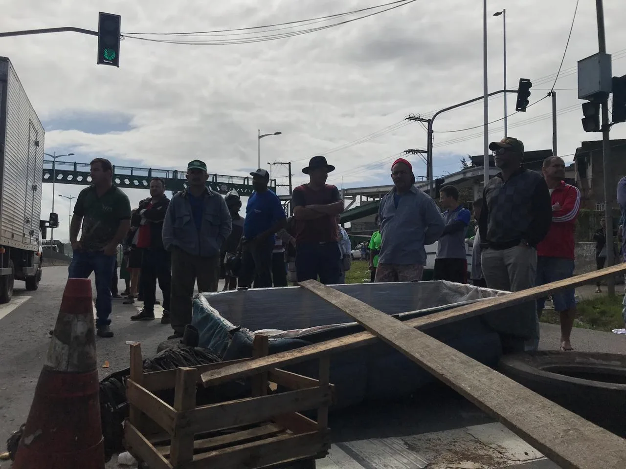 Protesto no Ceasa: manifestantes decidem liberar BR 262 e BR 101 após quatro horas de interdição