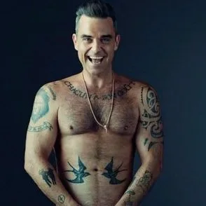 Robbie Williams posa nu e fala sobre seu vício em sexo