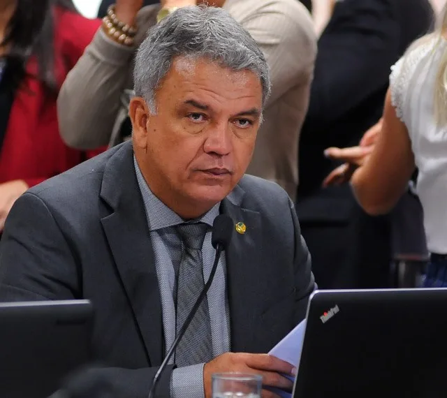 Relator entrega à CCJ voto favorável à liberação do porte de armas