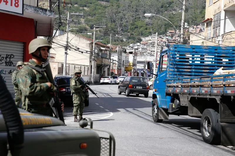 Rio de Janeiro – Forças de segurança ocupam ruas próximas ao Complexo do Lins, na zona norte da capital fluminense na Operação Onerat para coibir roubos cargas e o crime organizado (Tomaz Silva/Agência Brasil)