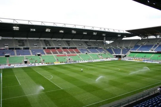 Após homenagens às vítimas de Paris, PSG bate o Lorient e dispara no Francês