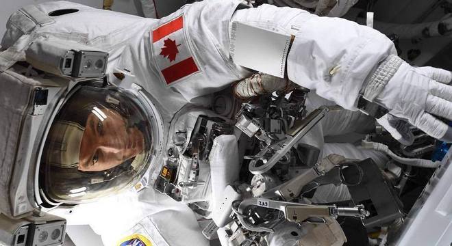 Astronauta retorna à Terra após 200 dias no espaço