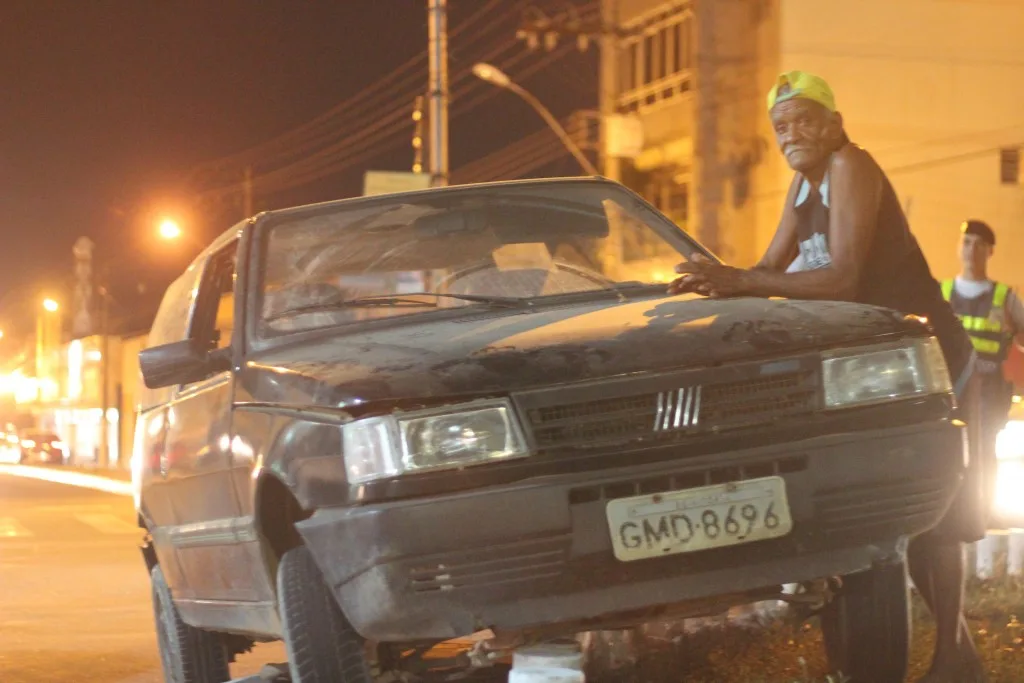 Idoso vai parar na cadeia após dirigir alcoolizado e invadir canteiro em Guarapari