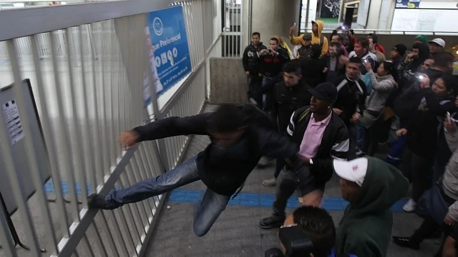 Greve do metrô: usuários quebram grades e trânsito é recorde em São Paulo