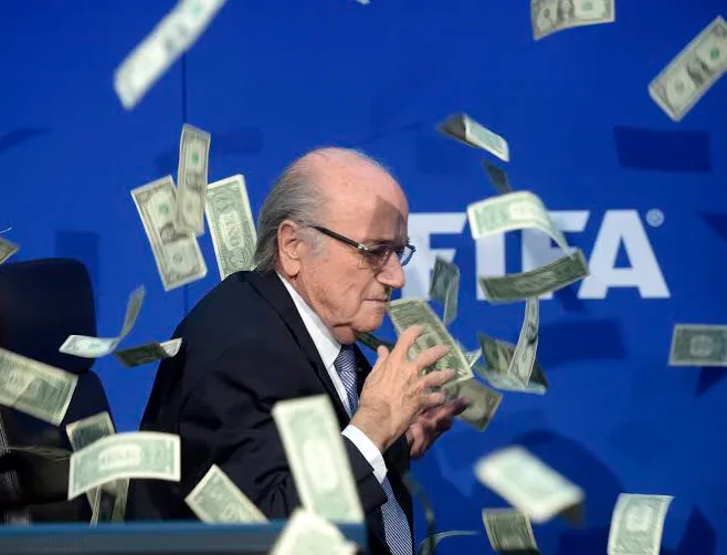 CHE – FUTEBOL/FIFA – ESPORTES – Dinheiro é atirado pelo comediante britânico, Simon Brodkin no presidente da Fifa, Joseph Blatter, que concedia coletiva em Zurique, Suíça, nesta segunda, 20. 20/07/2015 – Foto: ENNIO LEANZA/Keystone/ASSOCIATED PRESS/ESTADÃO CONTEÚDO