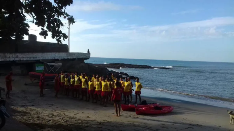 Helicóptero auxilia nas buscas por adolescente que desapareceu no mar em Marataízes