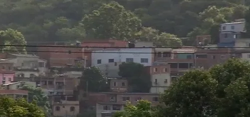 Adolescente de 17 anos morre após trocar tiros com a polícia no Morro do Romão