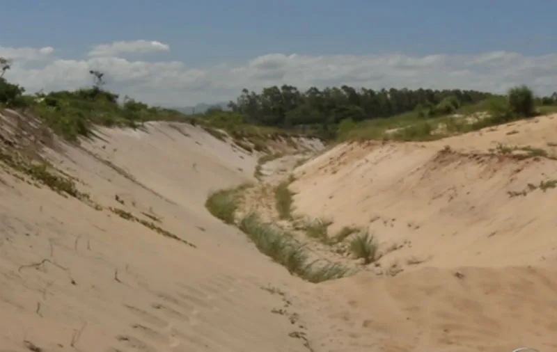 Um ano após chuvas, valas abertas em Vila Velha causam transtornos ao meio ambiente