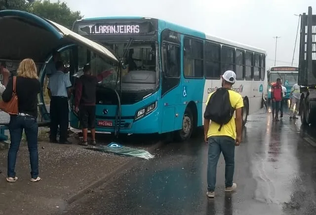 Transcol bate em ponto de ônibus e passageiro fica ferido na BR-101