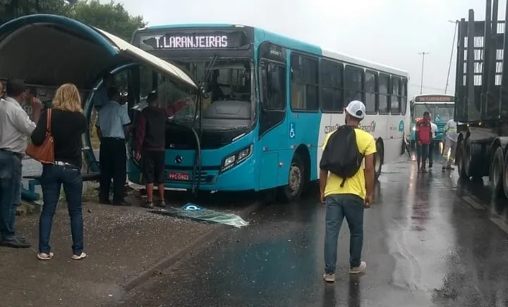 Transcol bate em ponto de ônibus e passageiro fica ferido na BR-101