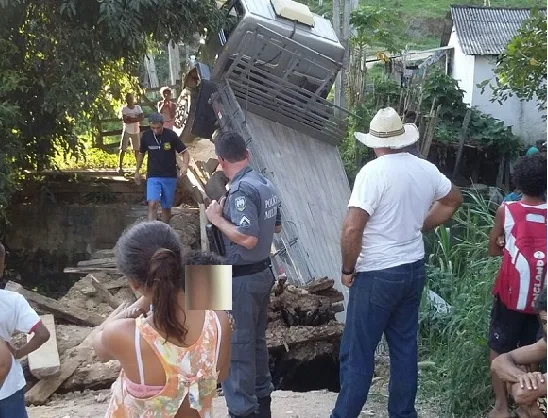 Em Vargem Alta, ponte se parte ao meio com peso de caminhão de adubo