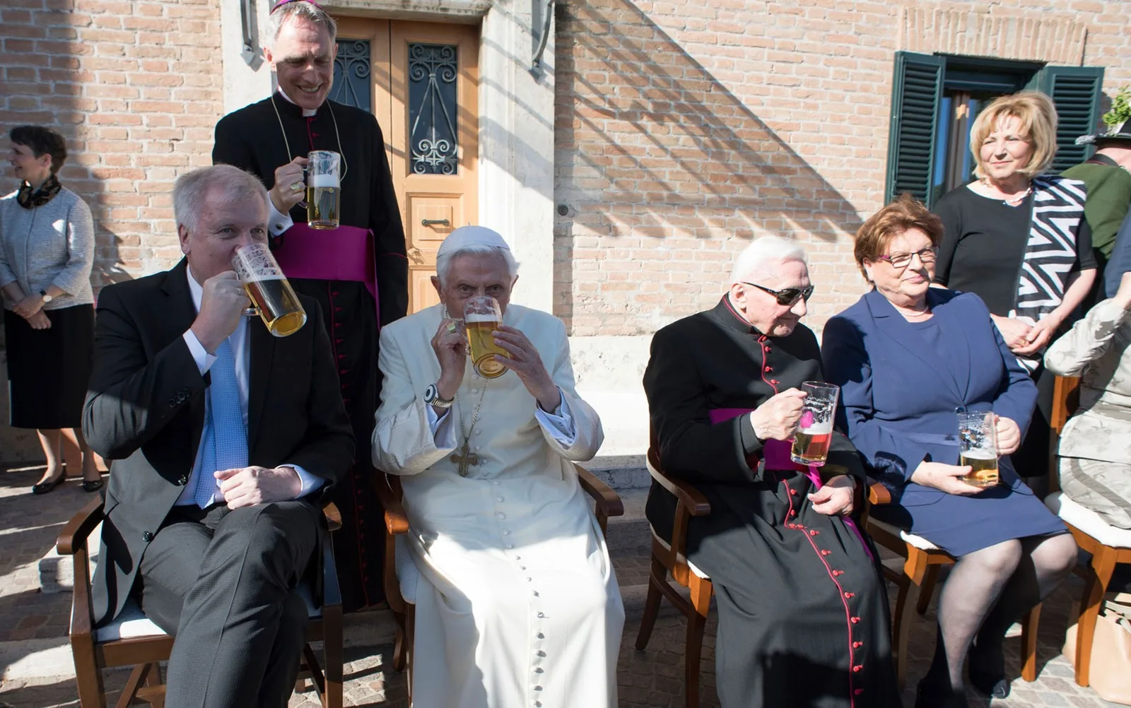 Bento XVI comemora seu aniversário de 90 anos bebendo cerveja no Vaticano