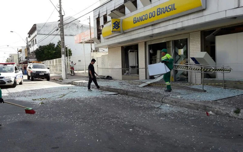 Câmeras de vídeo podem ajudar na identificação de quadrilha que arrombou banco em Vila Velha