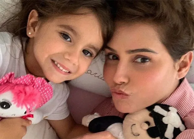 Maria Flor, filha de Deborah Secco, vai estrear como atriz ao lado da mãe