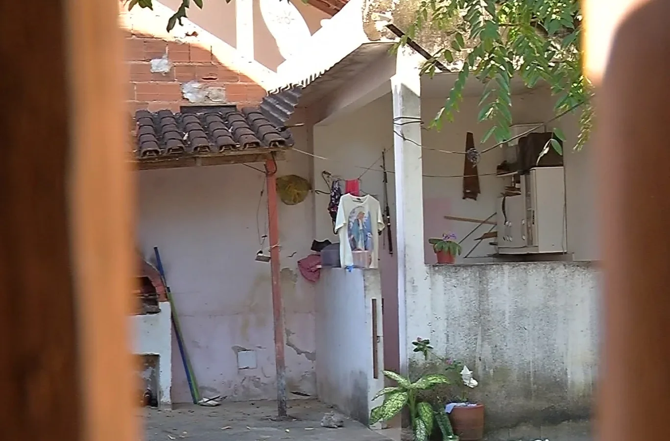 Mulher é presa após ser encontrada deitada em cima do corpo do marido em Guarapari