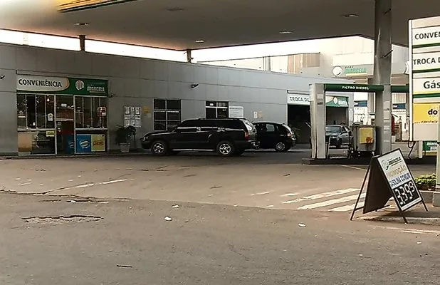 Casal de agentes socioeducativos é detido após confusão em posto de gasolina em Cariacica