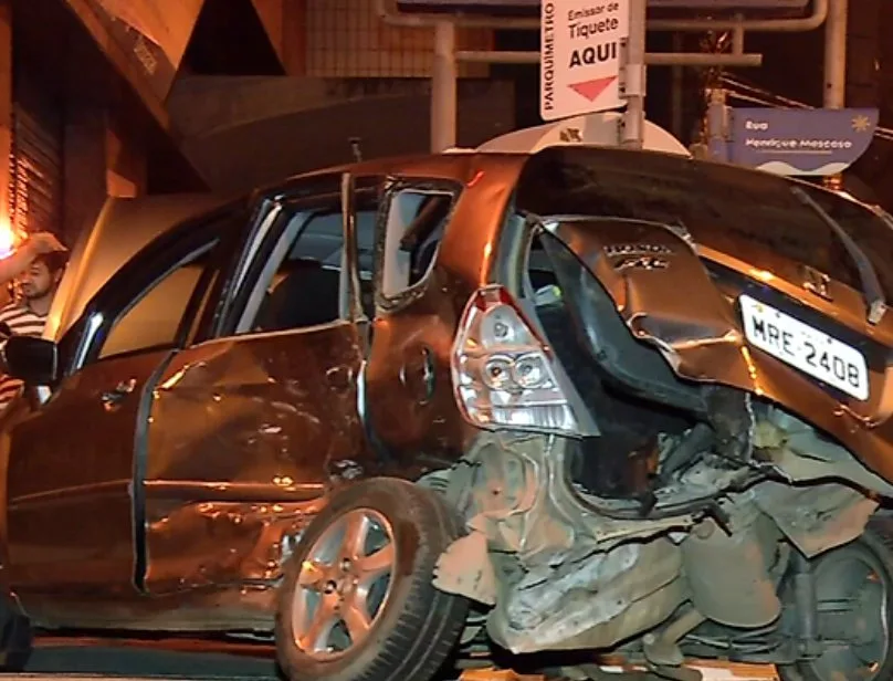 Veículo roubado bate em carro de família e deixa criança e adolescente feridas em Vila Velha