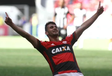 Com dois gols de Vizeu, Flamengo vence o Atlético-MG e entra no G4