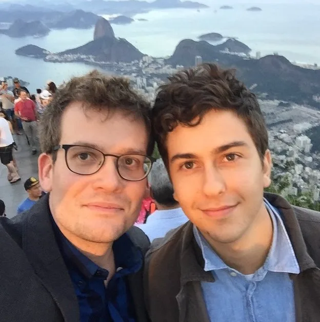 Junto com Nat Wolff, escritor John Green lança 'Cidades de Papel' no Brasil