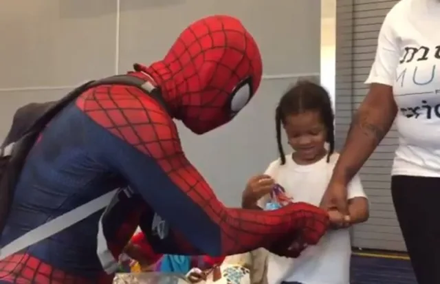 Rapaz fantasiado de Homem-Aranha visita crianças atingidas pelo Harvey. Assista!