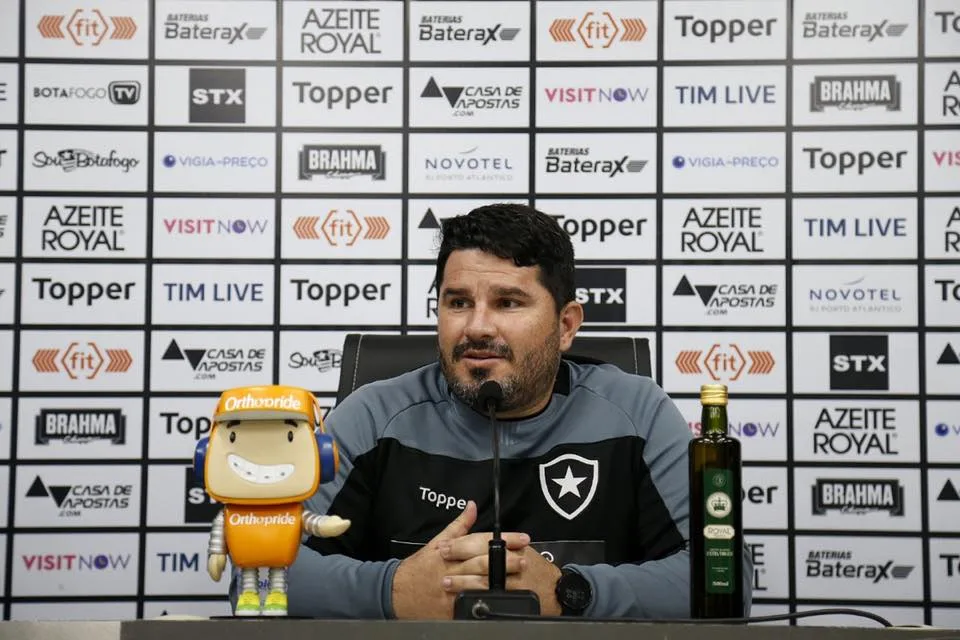 Por disputa interna 'mais viva', Barroca só revelará time do Botafogo no domingo