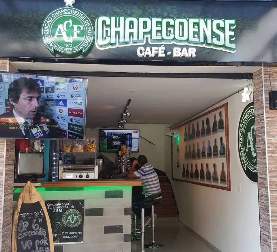 Após tragédia aérea, casal homenageia Chapecoense com bar em Medellín